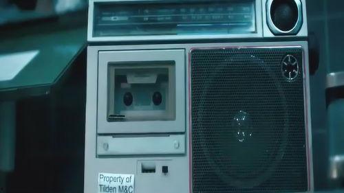 活死人的诅咒在线观看,惊悚解密，生死边缘的求生之旅